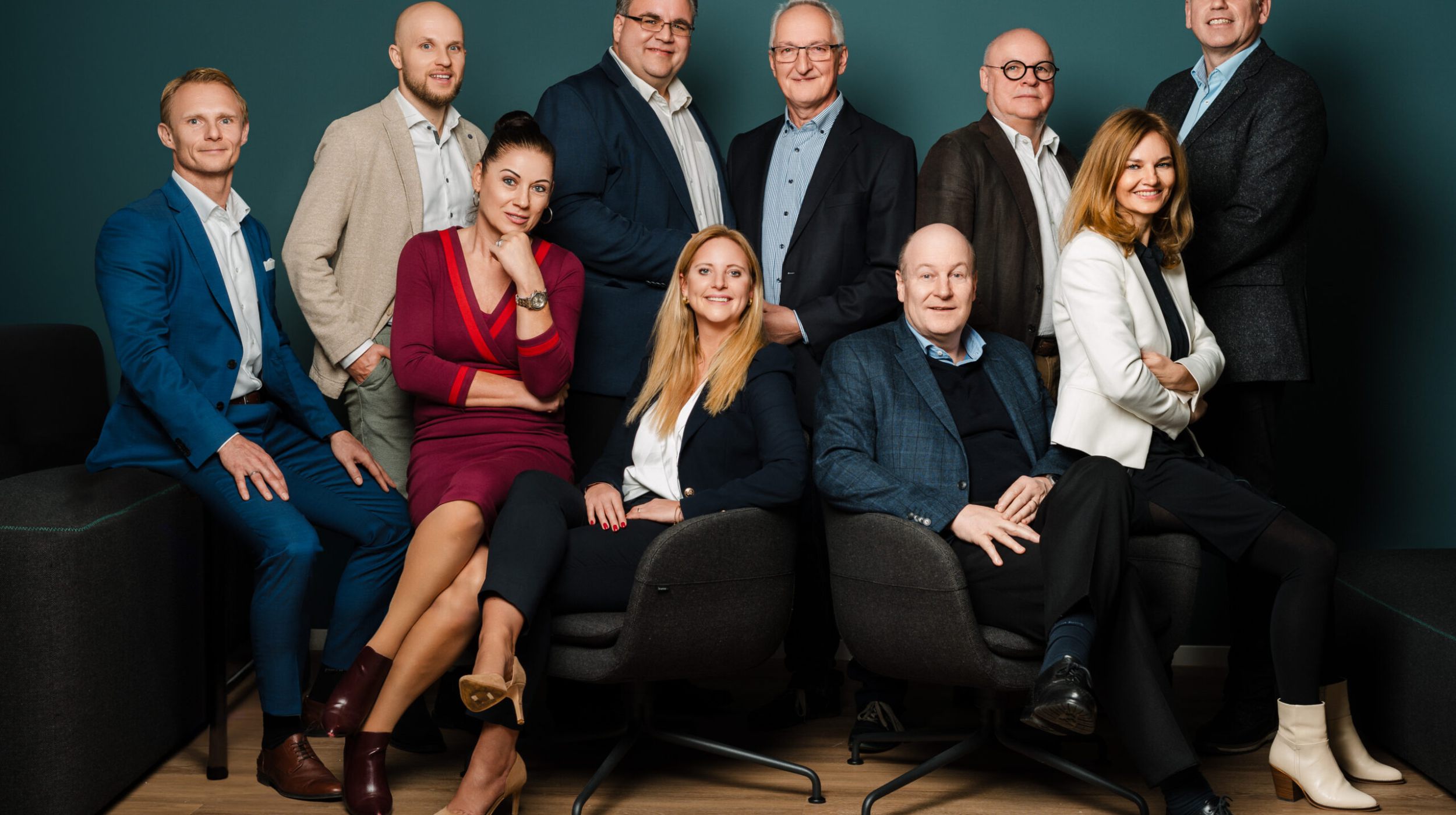 Eine Gruppe von Menschen posiert für ein Foto.